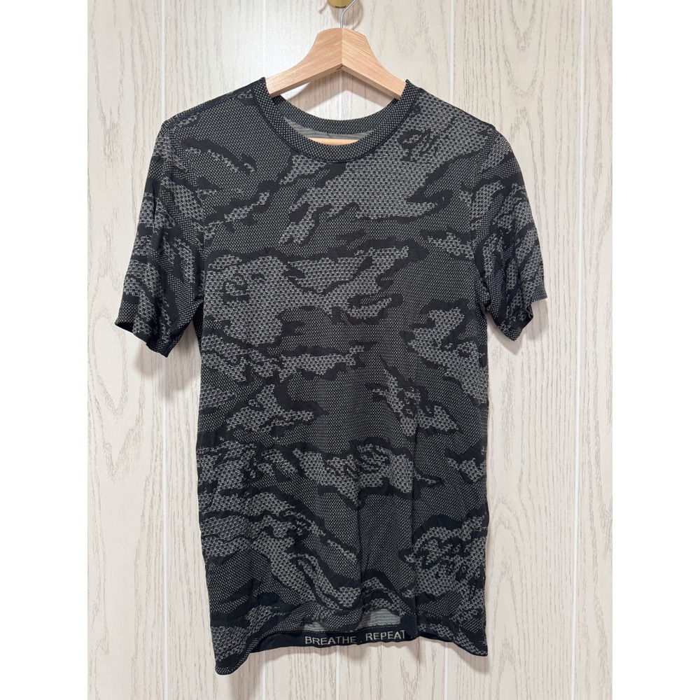 Lululemon Metal Vent Tech London Shirt Mens XS Grey Camo Short Sleeve Training
